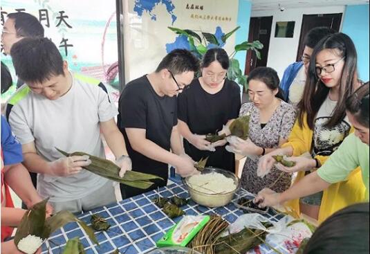 “粽”情端午·情暖環(huán)球 | 我們一起包粽子！